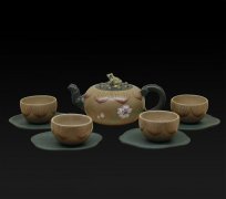 张杏娟作品《青蛙莲子套壶》被中南海书画收藏